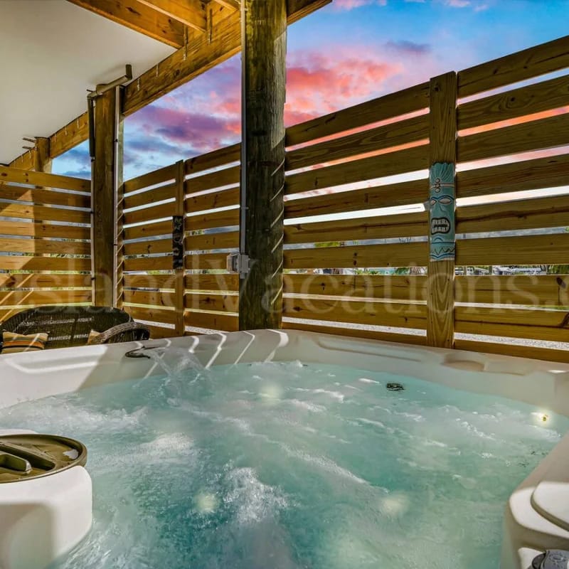 High on Henley • Spa • 3 BR • Sleeps 6